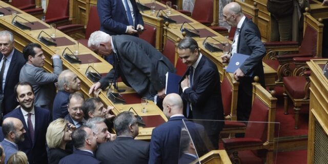 Πρόταση Δυσπιστίας: Καταψηφίστηκε με 156 “όχι” – Η θεσμική απόδραση Μητσοτάκη