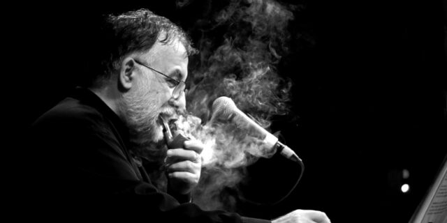Κυνηγώντας την ουτοπία του Θάνου Μικρούτσικου και 16 μελέτες του έργου του