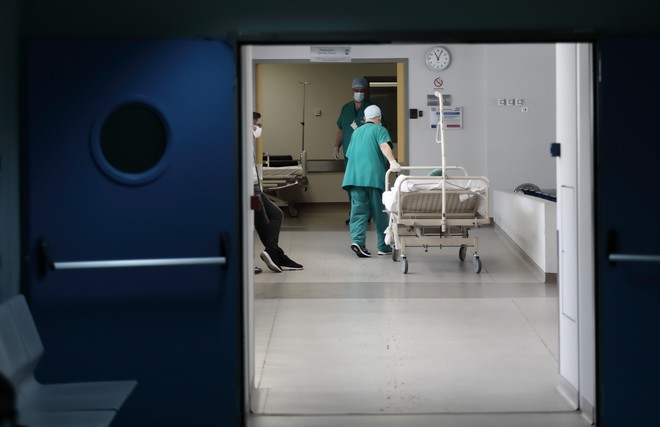 Υπό κατάρρευση 14 νοσηλευτικά ιδρύματα στην Αττική – SOS από τους γιατρούς Αθήνας και Πειραιά