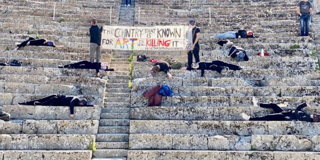 Καλλιτέχνες: Παρέμβαση με πανό στο Αρχαίο Θέατρο Επιδαύρου
