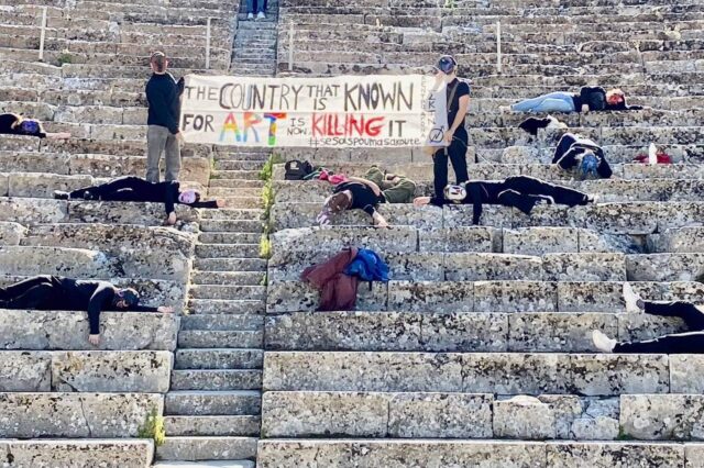 Καλλιτέχνες: Παρέμβαση με πανό στο Αρχαίο Θέατρο Επιδαύρου