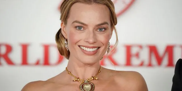 Η Margot Robbie περιγράφει τις ερωτικές σκηνές με τον Jacob Elordi σαν “συνηθισμένη μέρα στο γραφείο”. Ναι, καλά