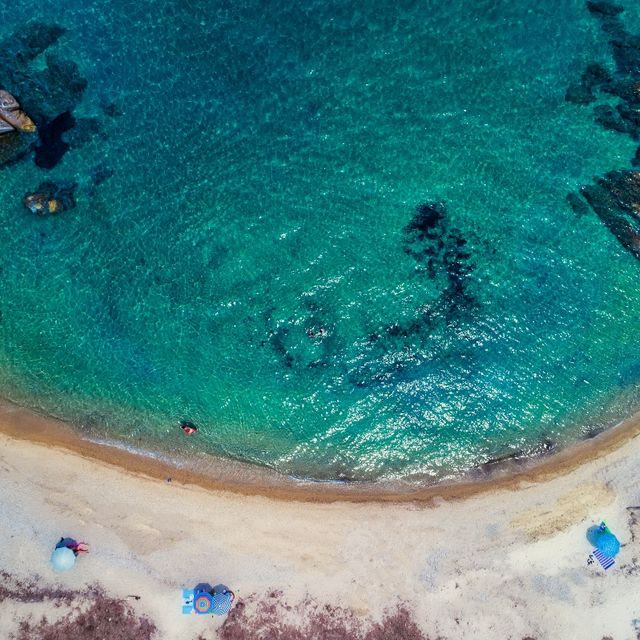 Η καταγάλανη και όχι τόσο δημοφιλής παραλία της Χαλκιδικής