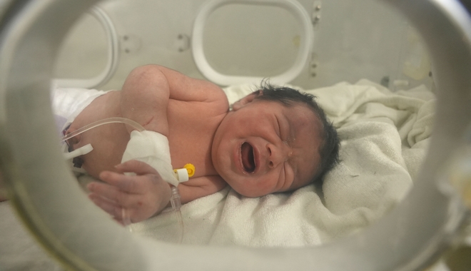 Τραγική ιστορία από τη Συρία: Μητέρα γέννησε στα χαλάσματα και πέθανε – Σώο ανασύρθηκε το βρέφος