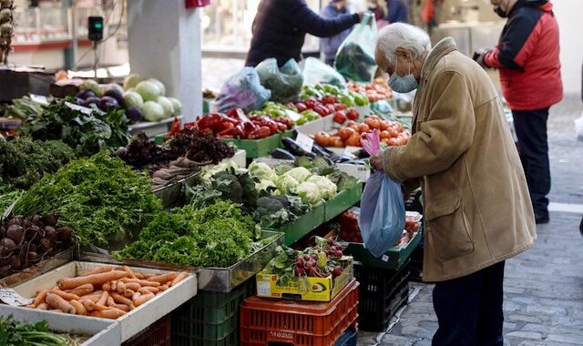 Ακρίβεια: Ήλθε για να μείνει – “Σταγόνα στον ωκεανό” οι μειώσεις τιμών