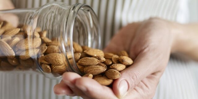 Πόσα αμύγδαλα την ημέρα μάς προστατεύουν από όλες τις αιτίες θανάτου