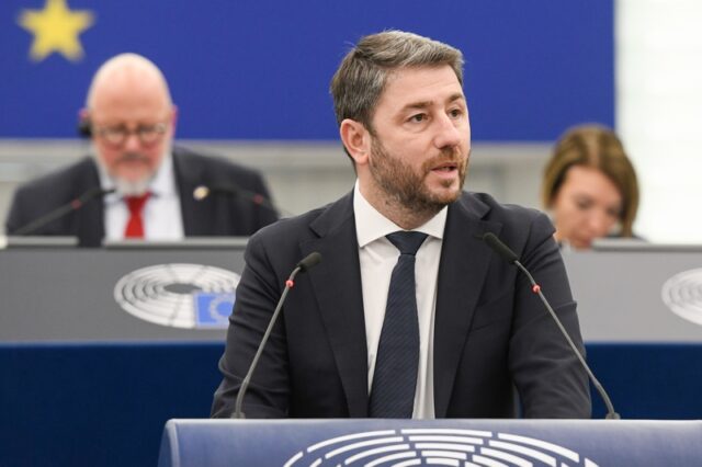 Ανδρουλάκης στο Ευρωκοινοβούλιο: “Το Μαξίμου επιστράτευσε σενάρια τύπου QAnon και Τραμπ εναντίον μου”
