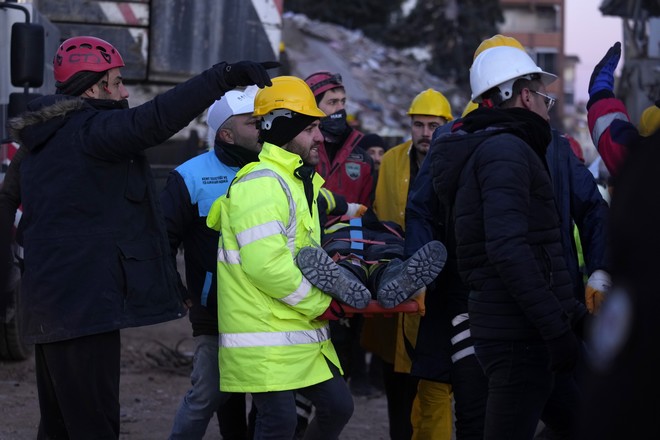 Σεισμός στην Τουρκία: Τους δέκα έφτασαν οι απεγκλωβισμοί από τους Έλληνες πυροσβέστες