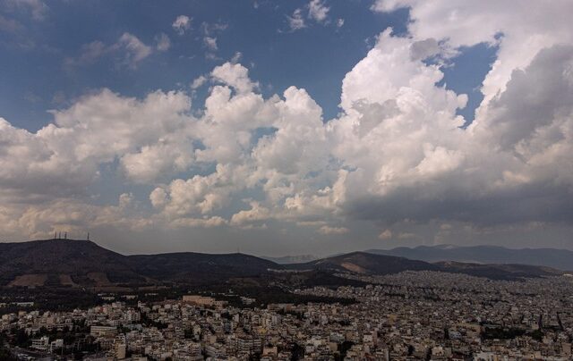 Καιρός Αθήνα: Αραιές νεφώσεις, παροδικά πυκνότερες