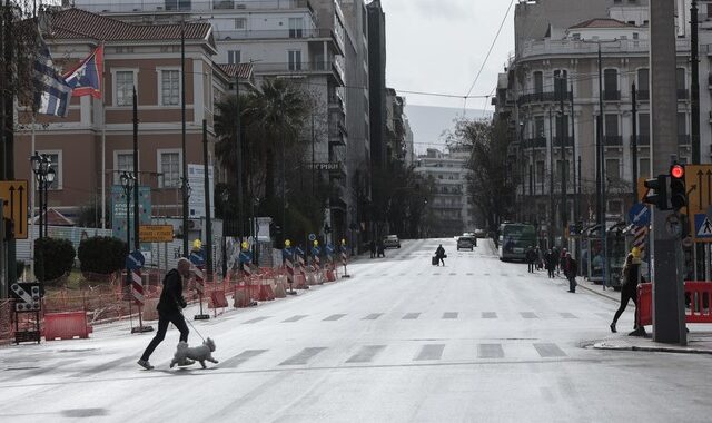 Καθαρά Δευτέρα: “Έρημη πόλη” η Αθήνα λόγω τριημέρου – Εικόνες από τους άδειους δρόμους