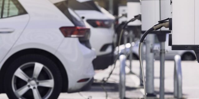 Εύκολη αναζήτηση σημείων φόρτισης για ηλεκτρικά οχήματα με τη νέα εφαρμογή “Recharge”