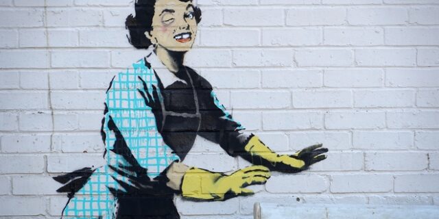 Banksy: Επέστρεψε για τον Άγιο Βαλεντίνο με ένα γκραφίτι κατά της ενδοοικογενειακής βίας