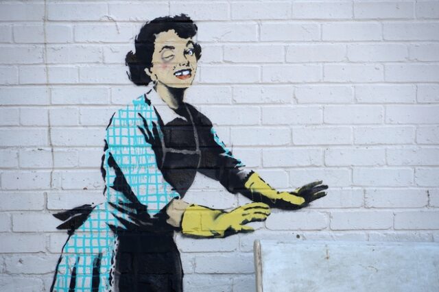 Banksy: Επέστρεψε για τον Άγιο Βαλεντίνο με ένα γκραφίτι κατά της ενδοοικογενειακής βίας