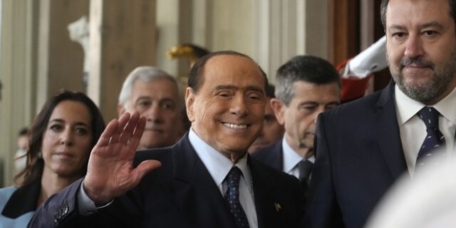 Μπερλουσκόνι: Αθωώθηκε για την κατηγορία της δωροδοκίας και χρηματισμού