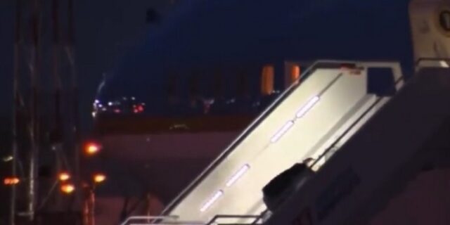 Μπάιντεν: Νέα πτώση στη σκάλα του Air Force One κατά την αποχώρηση από την Πολωνία