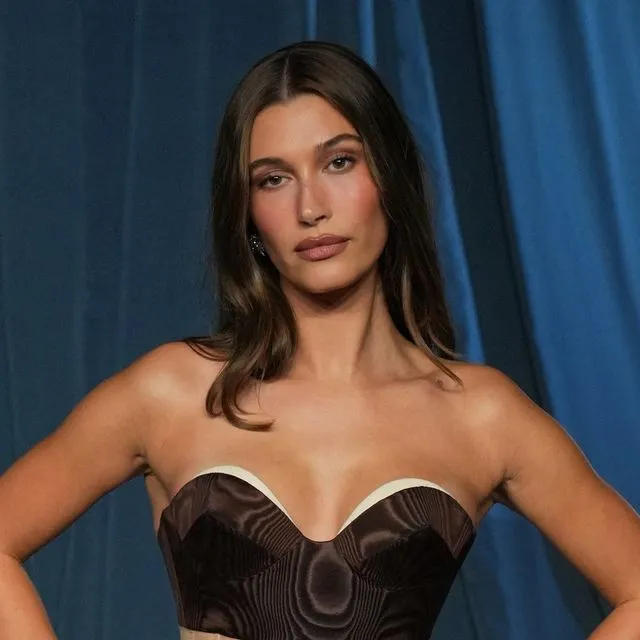 Η Hailey Bieber έχει την πιο σωστή απάντηση στα σχόλια ότι μοιάζει με τρανς γυναίκα