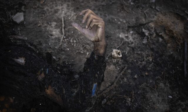 Ουκρανία: Η φωτογραφία που έγινε το σύμβολο του πολέμου – “Η γυναίκα με τα κόκκινα νύχια”