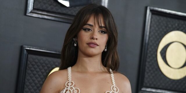 Camila Cabello: Ξαπλώνει στο γρασίδι με το μπικίνι της και δροσίζεται με ένα παγάκι