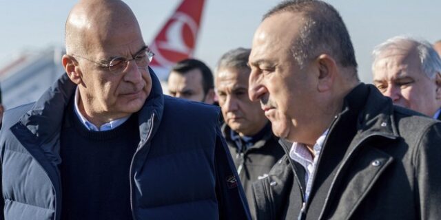 Στέιτ Ντιπάρτμεντ: Συγκινητική η εικόνα Δένδια – Τσαβούσογλου μετά τον σεισμό