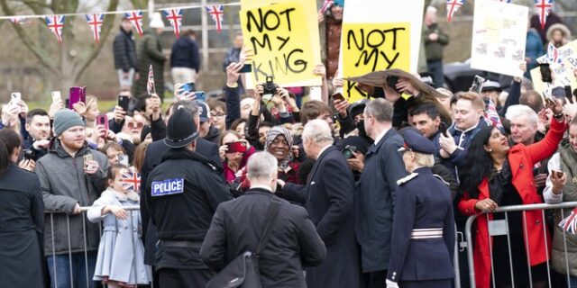 “Not my king”: Αποδοκιμασίες για τον Κάρολο στο Μίλτον Κέινς