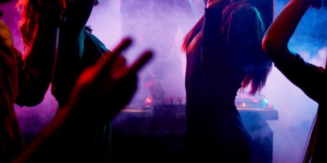 Πετρούπολη: 28χρονη κατήγγειλε ότι τη βίασαν δυο άγνωστοι μέσα σε κλαμπ υπό την απειλή όπλου