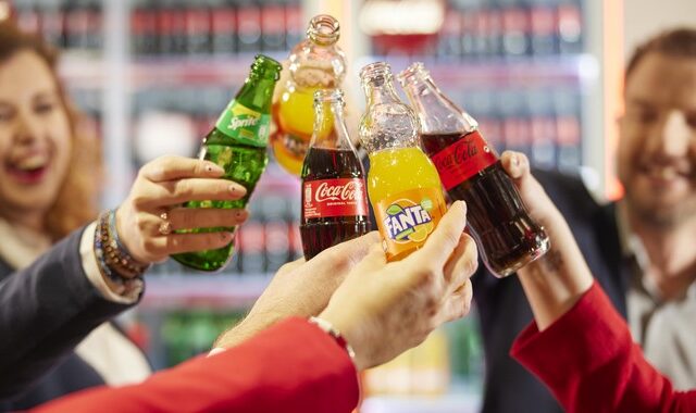 Coca-Cola HBC AG: Στα 929,7 εκατ. τα συγκρίσιμα λειτουργικά κέρδη – Το μέρισμα και οι προβλέψεις για το 2023