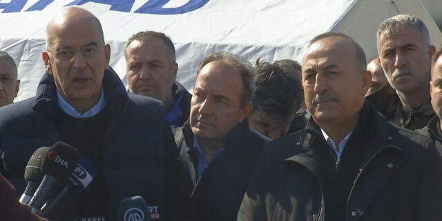 Δένδιας – Τσαβούσογλου: “Δεν χρειάζεται να περιμένουμε φυσικές καταστροφές για να βελτιώσουμε τις σχέσεις μας”