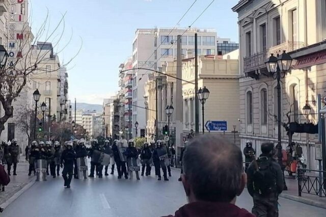 Δάκρυα για τους καλλιτέχνες – Ρίψη δακρυγόνου στη μεγάλη διαδήλωση