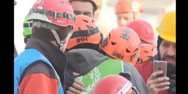 Τουρκία: Εξαμελής οικογένεια ανασύρθηκε ζωντανή 102 ώρες μετά τον σεισμό