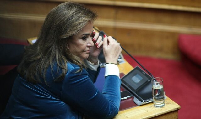 Υποκλοπές: Η Ντόρα Μπακογιάννη παραδέχτηκε ότι άλλαξε τηλέφωνο υπό τον φόβο του Predator