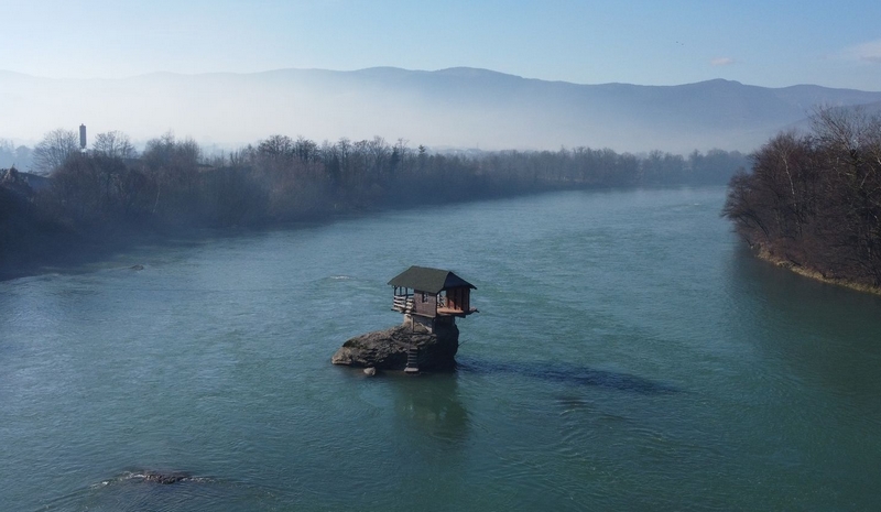 Drone βίντεο: Βρήκαμε το τέλειο σπίτι για… απομόνωση και είναι στη μέση του ποταμού Δρίνου