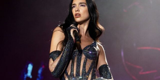 Dua Lipa: Οι αποκαλυπτικές πόζες με διάφανο φόρεμα στην εβδομάδα μόδας του Μιλάνου