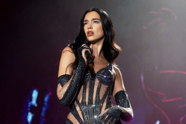 Dua Lipa: Οι αποκαλυπτικές πόζες με διάφανο φόρεμα στην εβδομάδα μόδας του Μιλάνου