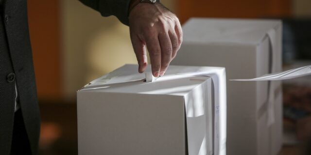 Εκλογές στη Βουλγαρία – exit poll: Μάχη “στήθος με στήθος” κεντροδεξιάς συμμαχίας και φιλοευρωπαϊκού κόμματος