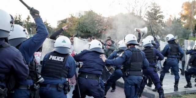 Τα ΜΑΤ έδειραν εκπαιδευτικούς έξω από τη φιέστα Κεραμέως