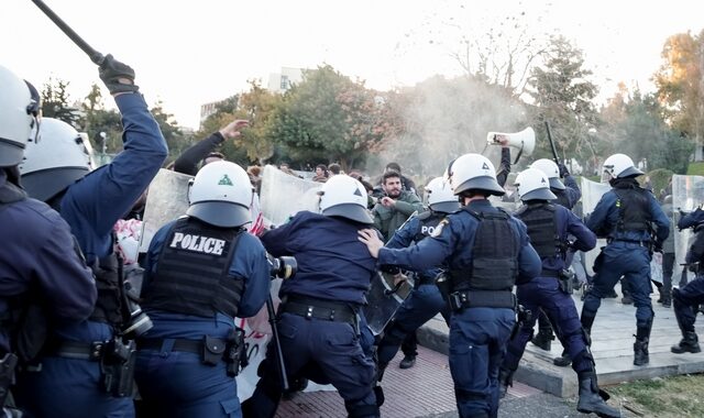 Τα ΜΑΤ έδειραν εκπαιδευτικούς έξω από τη φιέστα Κεραμέως