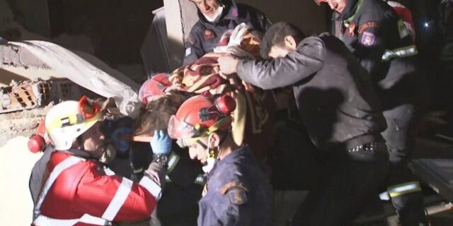 Σεισμός στην Τουρκία: Δεύτερη νύχτα αγωνίας πάνω από τα χαλάσματα – Τρίτο παιδί απεγκλώβισε η ΕΜΑΚ