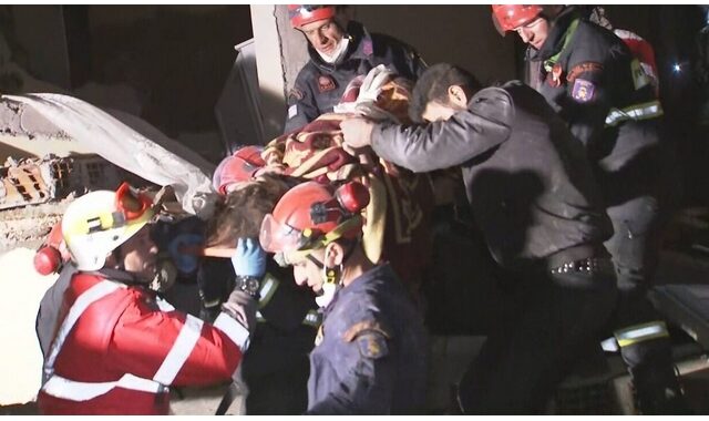 Σεισμός στην Τουρκία: Δεύτερη νύχτα αγωνίας πάνω από τα χαλάσματα – Τρίτο παιδί απεγκλώβισε η ΕΜΑΚ