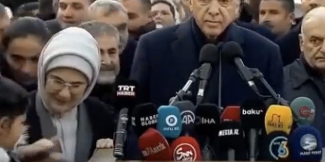 Βίντεο: Η Εμινέ Ερντογάν νόμιζε ότι χαϊδεύει παιδάκι αλλά ήταν ενήλικας με νανισμό