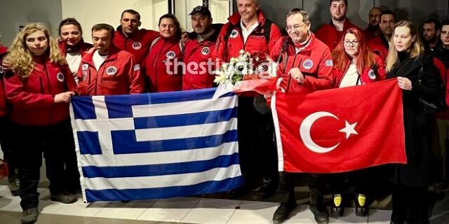 Σεισμός στην Τουρκία: Επέστρεψε η Ελληνική Ομάδα Διάσωσης – Χειροκροτήματα και συγκίνηση