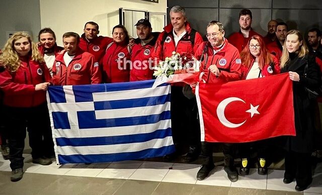 Σεισμός στην Τουρκία: Επέστρεψε η Ελληνική Ομάδα Διάσωσης – Χειροκροτήματα και συγκίνηση