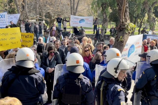 10 χρόνια ΕΟΠΥΥ: Με ΜΑΤ και διαμαρτυρίες από γιατρούς τα “γενέθλια” του οργανισμού