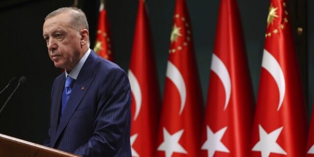 Κατακρημνίζεται η δημοτικότητά του Ερντογάν – Μοίρασε χρήματα σε παιδιά στη σεισμόπληκτη Αντιγιαμάν