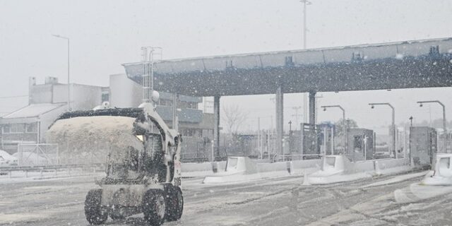 Κακοκαιρία Μπάρμπαρα: Κλειστή η εθνική οδός Αθηνών-Λαμίας