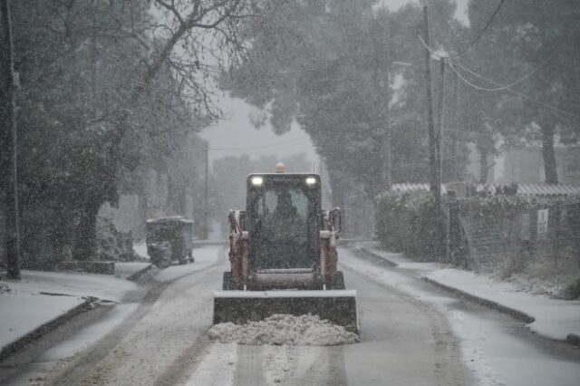 Κακοκαιρία “Μπάρμπαρα”: Ποιοι δρόμοι έχουν κλείσει στην Αττική λόγω χιονόπτωσης