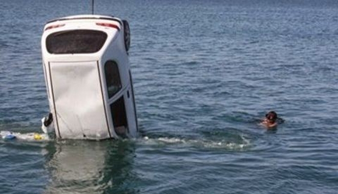Εύβοια: Αυτοκίνητο έπεσε στη θάλασσα – Ο οδηγός ξέχασε να βάλει χειρόφρενο