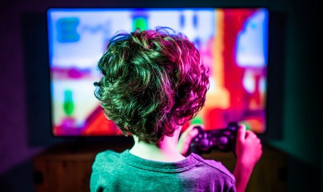 Έρευνα καθησυχάζει τους γονείς ως προς τις ώρες που ξοδεύουν τα μικρά παιδιά, παίζοντας video games
