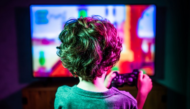 Έρευνα καθησυχάζει τους γονείς ως προς τις ώρες που ξοδεύουν τα μικρά παιδιά, παίζοντας video games