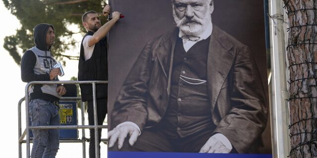 Γαλλία: Ακροδεξιοί φοιτητές έβαψαν άγαλμα του Ουγκώ με λευκό χρώμα γιατί “ήταν πολύ σκούρο”