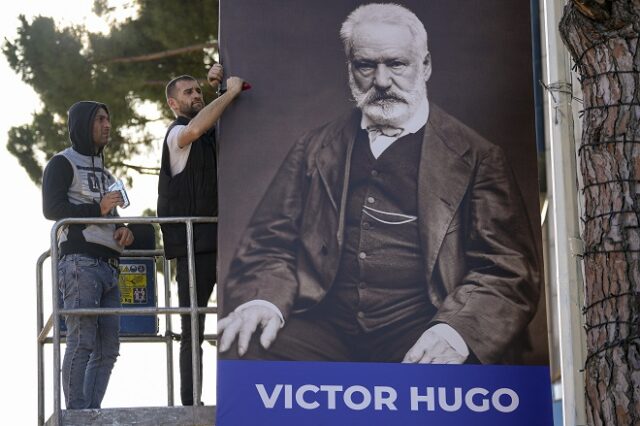 Γαλλία: Ακροδεξιοί φοιτητές έβαψαν άγαλμα του Ουγκώ με λευκό χρώμα γιατί “ήταν πολύ σκούρο”